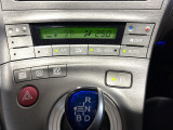 【オートエアコン】一度お好みの温度に設定すれば、車内の温度を検知し風量や温度を自動で調整。暑い&hellip;寒い&hellip;と何度もスイッチ操作をする必要はありません。快適な車内空間には必須の機能ですね♪