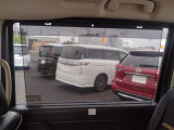 日差し緩和やプライバシー保護になる格納式ロールサンシェイド完備しています。