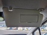 運転席サンバイザーは嬉しいミラー付きです♪