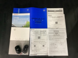 メンテナンスノート【点検整備記録簿・保証書】、取説も揃ってます。スマートキーはバッグなどにしまったままボタン操作でエンジン始動・停止やハイブリッドシステムの起動や停止できて大変便利です