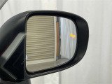隣車線を走る車両をレーダーで検知し、ドアミラーでは確認しにくい後側方エリアに存在する車両に加え、急接近してくる車両も検知します。車両を検知するとドアミラーに搭載されたLEDインジケーターが点灯します。