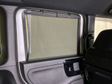 ロールサンシェイドは、太陽光を防ぐので冷房の効きを良くする効果もあるんです。エアコンを控えめにすれば燃費向上も見込めますよ