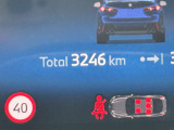 ルームミラーに内蔵されたETC車載器システムと、有料道路の料金所に設置された道路側アンテナとの無線通信により料金所で停止することなく通過できるシステムです。