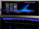 【ⅰドライブナビゲーション】文字情報も鮮明に表示する高解像度カラーディスプレイを採用。視認性に優れた地図デザインと特徴的な建造物を目印にした描写表示で現在位置を把握できます。地図データの更新も可能です