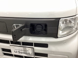 普通充電はフタを直接押し、急速充電は車内のボタンを操作して開け、あとは充電コネクターを差すだけで充電開始します。簡単な充電操作と、フタの開け方を変えることで差し間違いを防げる安心感。