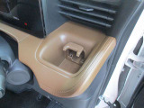乗車中にホッと一息、ドリンクホルダーもありますよ!ドリンクだけでなく小物類も収納できますよ