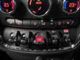 MINIの運転席操作部は、中央に構えるディスプレイが最大の特徴です。航空機を思わせるトグルスイッチなど、直感的で遊び心のあるメカニカルな操作感が、ゴーカートのような走りの高揚感を高めます。