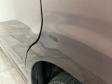 ☆アウトレット車☆左リアクォーターパネルに凹みがございます。お買い求めやすい価格で展示する為に現状での販売です。必要に応じて修理・交換のご希望がございましたら申し受けいたします。