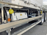 ボディー運転席側後方にステンレス製の工具箱が付いています。