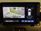 バックギアに入れますとご覧のような画像に自動的に切り替わります。車庫入れ時に役立ちます。