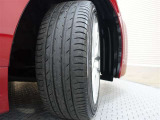 タイヤサイズは215/45R17となっております。