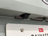 【バックカメラ】 対応モニターを装着することで、駐車時に車両後方の様子を見ることができます。
