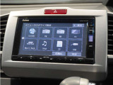 【ディスプレイオーディオ】普段スマホで聴いている音楽も車内スピーカーで聴けます。スマホをつなぐには別途、ケーブル等が必要です。