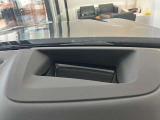 【ヘッドアップディスプレイ】現在の車速表示や目的地へのルート案内やメディア関連のリストを表示する事が可能です。視線移動を減らす事によりドライブに集中して頂けます。