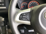 ステアリング左手側にオーディオ関連のコントロールスイッチを配置しています。操作時は視線を逸らすことなく運転に集中できます。