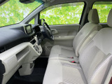 運転席周りも広々としており、運転しやすい設計となっています。細部にまでこだわった使い勝手の良さが魅力です。