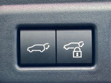 【パワーバックドア】スマートキーや運転席のボタンを押すだけでリアゲートが自動で開閉します!荷物を持っている時や、高い位置にあるバックドアを閉める際に便利な機能です♪