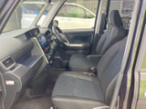 助手席側のドアを開けると、広々とした空間が広がります。視界も良好で、運転しやすい設計が施されています。快適なドライブをサポートします。