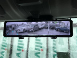 【デジタルインナーミラー】車両後方カメラの映像をルームミラーに映すことが出来ます。 そのため、後席に人や荷物があって後方が見えづらい場合でもしっかり視界を確保することが出来ます。