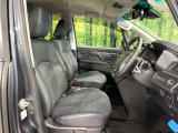 運転席まわりには十分なスペースがあり、大柄な方でもゆったり運転していただける環境です。
