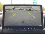 駐車や後退時の安全をサポートするバックモニター。映像を画面に表示するので、死角を減らし、スムーズな運転を後押しします。