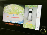 駐車時や後退時の安全をサポート。映像を確認しながらスムーズな後退操作を実現します。