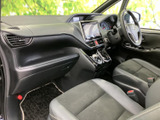 上質な素材を用いた内装が、車内を上品に演出。細部にまでこだわったデザインが、洗練された雰囲気を高めます。快適な空間で、心地よいドライブを楽しめます。