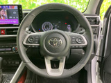 握りやすく操作しやすいステアリングホイールです。インパネ操作系のスイッチが配置され、運転中の操作性を高めます。