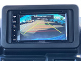 安全確認に役立つカメラ映像をクリアに表示します。駐車場での出し入れや、狭い道での運転をサポートします。
