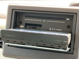 様々なメディアから映像を楽しめるモニターを搭載。長距離移動や休憩時間に活用できます。