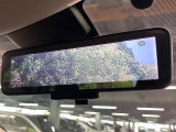 【インテリジェントルームミラー】後席の大きな荷物や同乗者で後方が確認しづらい時でも安心!カメラが撮影した車両後方の映像をルームミラー内に表示。クリアな視界で状況の確認が可能です!