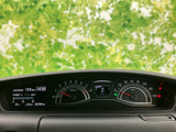 必要な情報を一目で確認できる、視認性の高いデザインです。運転に必要な情報がわかりやすく表示されます。