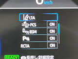 【ブラインドスポットモニター】走行中、ドアミラーの死角になりやすい箇所に後続車が接近するとサイドミラーのレンズに警告を表示!ドライバーに注意喚起をしてくれます。