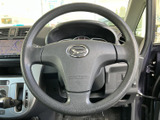 握りやすいデザインのステアリングホイール。長距離運転でも疲れにくく、快適な操作性を実現しています。