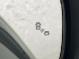 【後方車輛検知】走行中、ドアミラーの死角になりやすい箇所に後続車が接近するとサイドミラー付近に警告を表示、ドライバーに注意喚起をしてくれます。