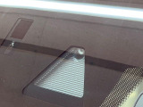 【スマートブレーキサポート】走行中に前方の車両等を認識し、衝突しそうな時は警報とブレーキで衝突回避と被害軽減をアシスト。より安全にドライブをお楽しみいただけます。