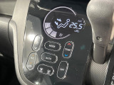 【オートエアコン】一度お好みの温度に設定すれば、車内の温度を検知し風量や温度を自動で調整。暑い&hellip;寒い&hellip;と何度もスイッチ操作をする必要はありません。快適な車内空間には必須の機能ですね♪