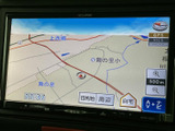 鮮明な地図表示で、現在地や目的地を容易に確認できます。ルート検索機能も搭載されており、スムーズなナビゲーションを実現します。安全運転のお供に。