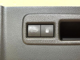 【パワーバックドア】スマートキーや運転席のボタンを押すだけでリアゲートが自動で開閉します!荷物を持っている時や、高い位置にあるバックドアを閉める際に便利な機能です♪