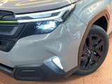 【LEDヘッドライト】悪天候や夜間走行時も良好な視界を確保し安心して運転できる高輝度LEDヘッドライトを装備!点灯速度が早く、消費電力も抑えられています。