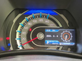 視認性の高いメーターデザイン。必要な情報を一目で確認でき、安全な運転をサポートします。スタイリッシュな空間を演出します。