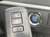 【スマートキー】カバンやポケットに入れたままでもドアの施錠・解錠が可能なスマートキーを装備。エンジンのオン・オフ時もカギを取り出す必要が無いからとっても便利です♪