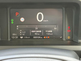 必要な情報をひと目で確認でき、運転中の状況把握をサポートします。視認性の高いデザインも特徴です。