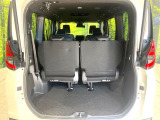 普段のお買い物や通勤、送迎等に十分な荷室スペースを確保しております。セカンドシートを倒すと、大きな荷物の積載も可能です♪