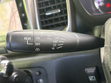ワイパー操作が簡単なレバーで、視界をクリアに保ちます。雨天時にも安心して運転できます。
