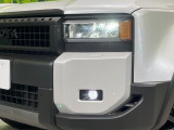 【LEDヘッドライト】悪天候や夜間走行時も良好な視界を確保し安心して運転できる高輝度LEDヘッドライトを装備!点灯速度が早く、消費電力も抑えられています。