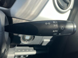 指先で簡単に操作できるウインカーレバーで、安全な車線変更をサポート。視認性の高いデザインもポイントです。