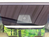 【ホンダセンシング】走行中に前方の車両等を認識し、衝突しそうな時は警報とブレーキで衝突回避と被害軽減をアシスト。より安全にドライブをお楽しみいただけます。