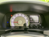 必要な情報をひと目で確認できるメーター。シンプルで分かりやすい表示で、運転中の視認性を高めます。走行状況を把握し、安全運転を心がけましょう。