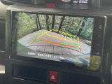 【バックカメラ】駐車時に後方がリアルタイム映像で確認できます。大型商業施設や立体駐車場での駐車時や、夜間のバック時に大活躍!運転スキルに関わらず、今や必須となった装備のひとつです!